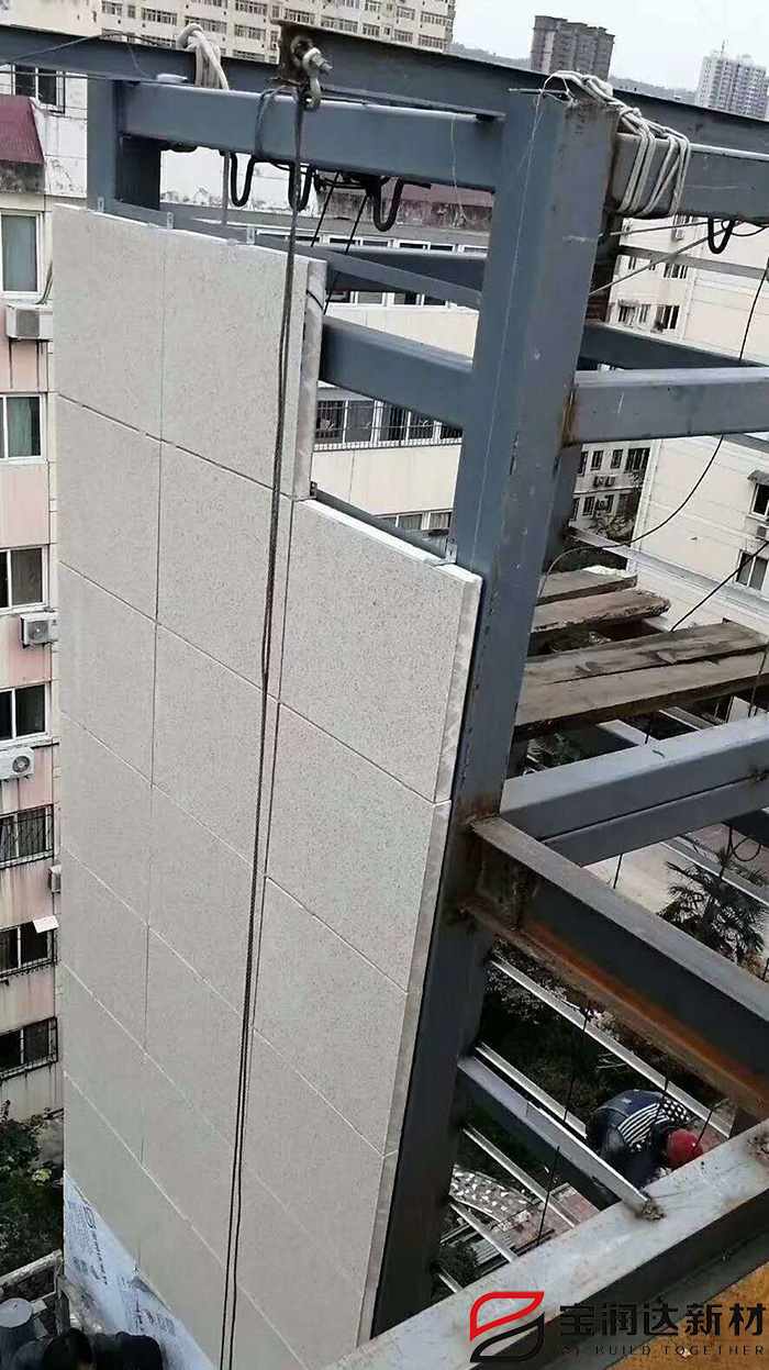 小區(qū)加裝電梯安裝寶潤達(dá)仿石保溫裝飾一體板