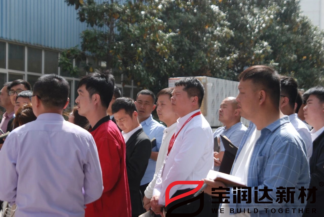 寶潤達軟瓷產(chǎn)線負責(zé)人為大家講解